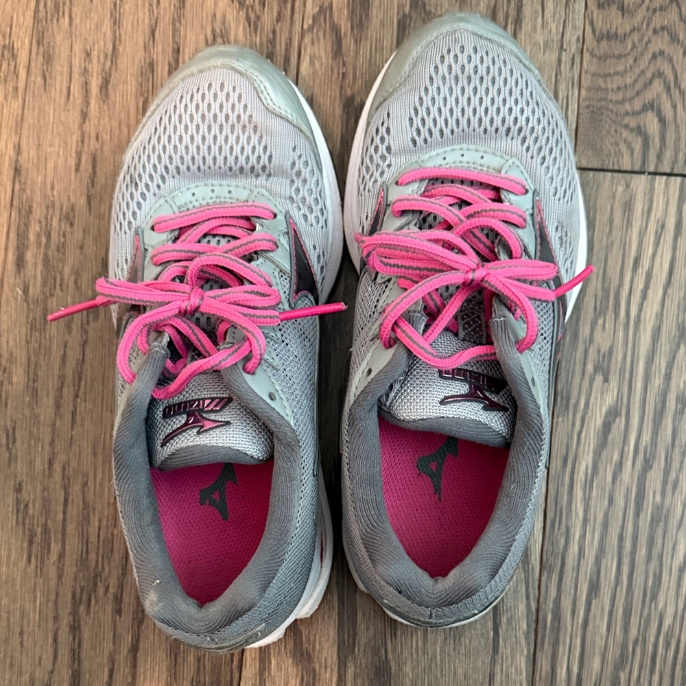 Mizuno Women's Athletic Shoes in Gray and Pink